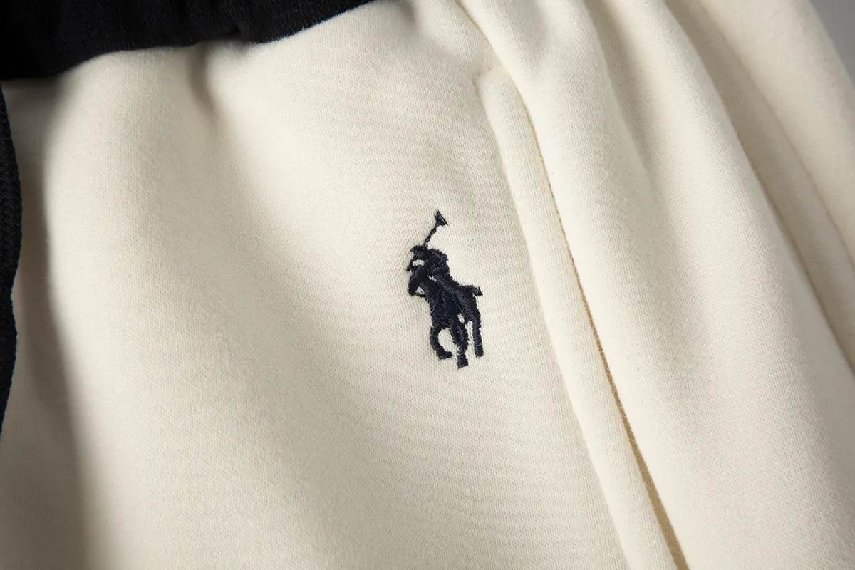 P230 White background picture [Fleet in winter] Style number: 25130# Color: black/navy blue/dark gray/light gray/white gray/beige/light khaki Size: S-XL - Ralph Lauren/Ralph Lauren 2025FW autumn and winter plus velvet contrasting waist design drawstring scimitar version lazy feeling loose couple sweatpants - brushed face velvet lining one piece for winter - custom dyed trouser cord hanging hardware The details are in place - loose fit, scimitar legs, loose upper body without looking too big - RL/lazy autumn and winter sweatpants, a pair of casual sweatpants that are very suitable for CleanFit. Loose fit scimitar fit trousers can be used as couple wear. It has a relaxed feel for daily wear. Contrasting color shakes to increase the overall sense of layering. The sense of drape is visible to the naked eye. The design of the trouser legs can be closed, which can also be very warm and versatile in winter.